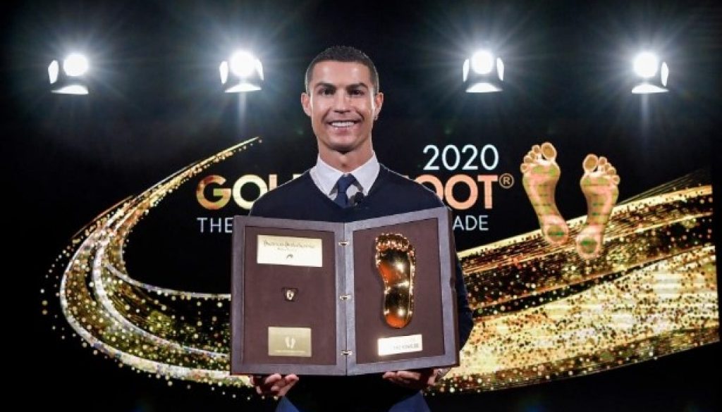 Кристиано Роналдо е получил наградата си Golden Foot bet365