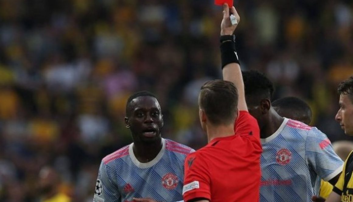 Аарън Уан-Бисака бе наказан да не играе в два мача от Шампионската лига bet365